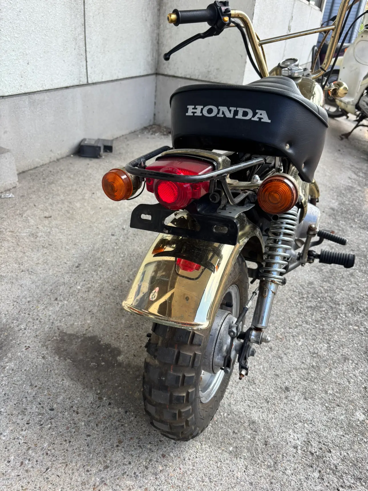 ゴールドモンキーの後部。黒いシートにHONDAの文字がある