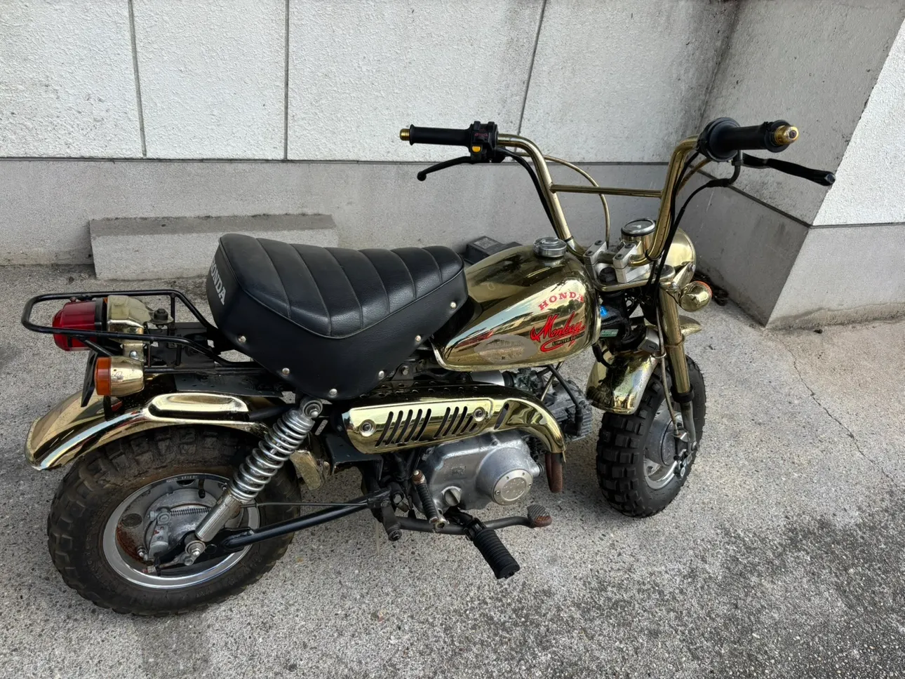 店先に置かれたゴールドのモンキー。黒いシートとメッキのタンク