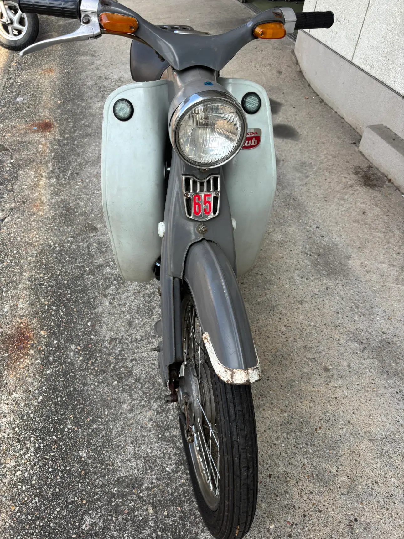 スーパーカブ C65の正面。ヘッドライトの下に65の表示がある