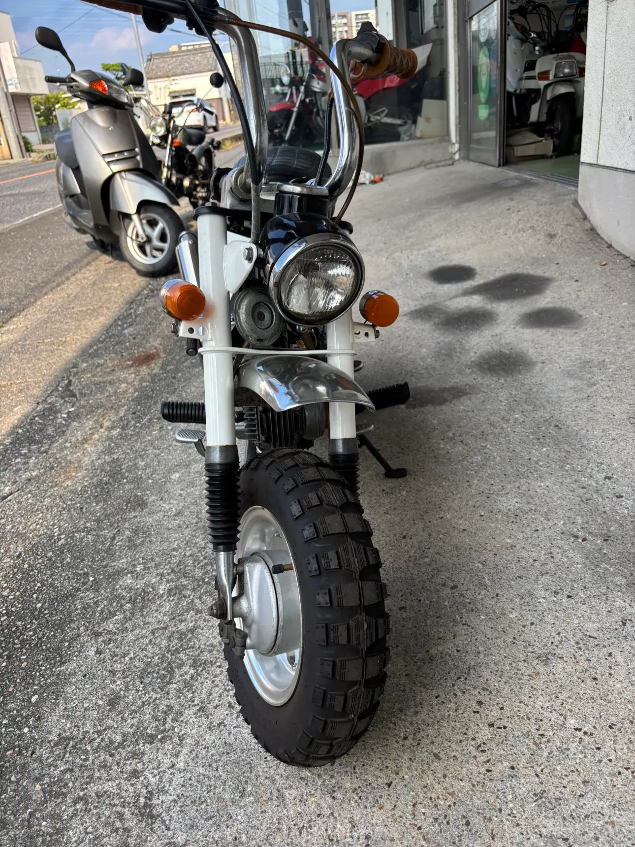 モンキー Z50Jの正面。白いフェンダーとブロックタイヤ