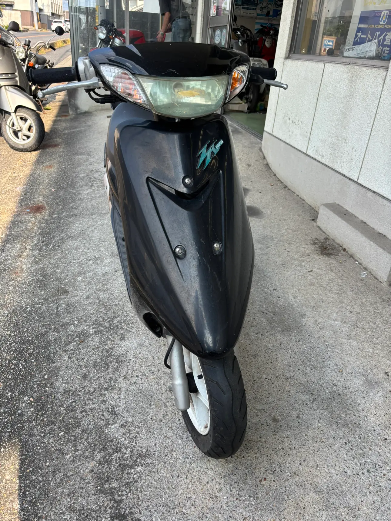 店先の黒いジョグ ZRの正面