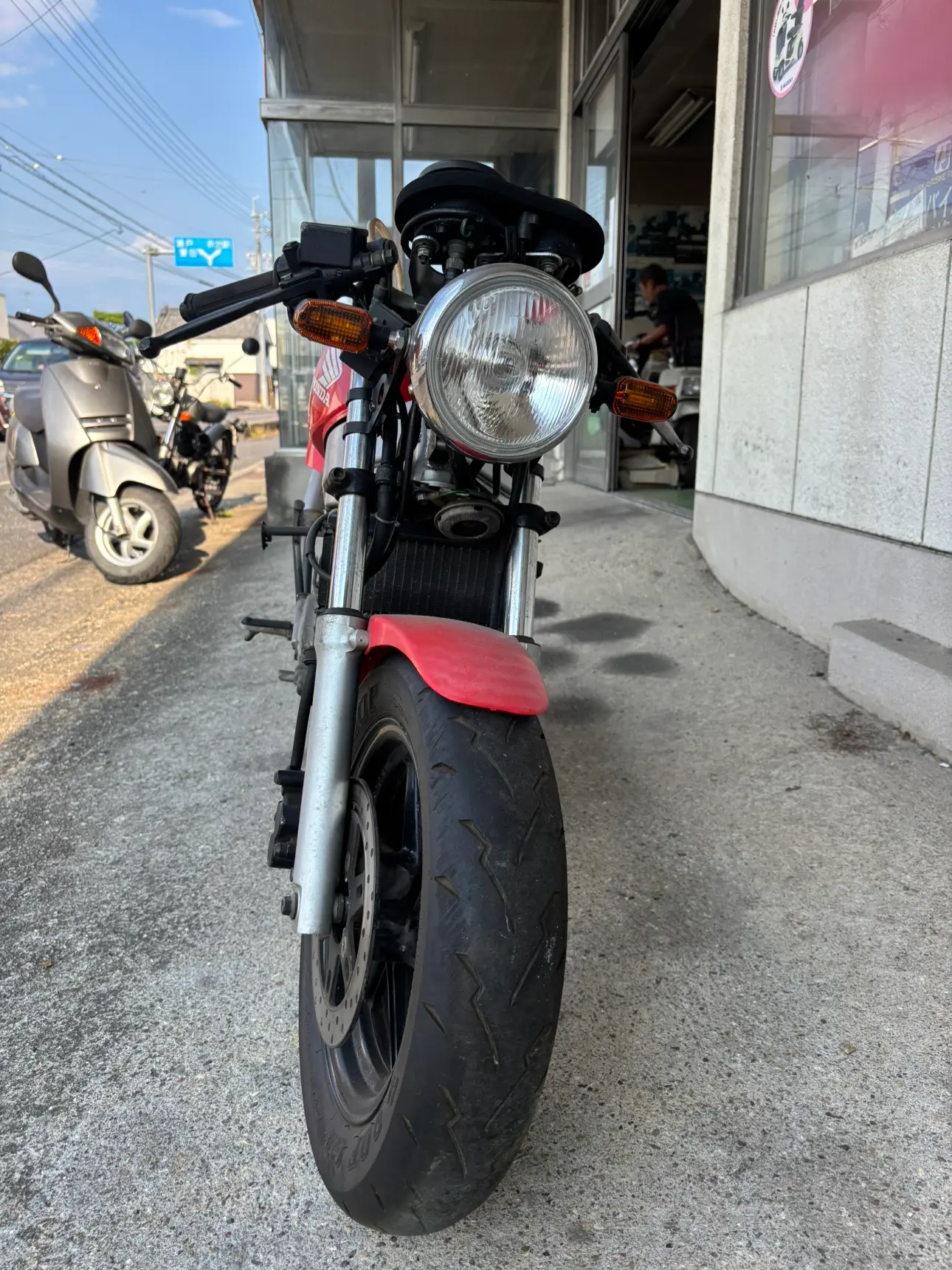 赤いNSR50の正面。丸型ヘッドライトと赤いフロントフェンダー