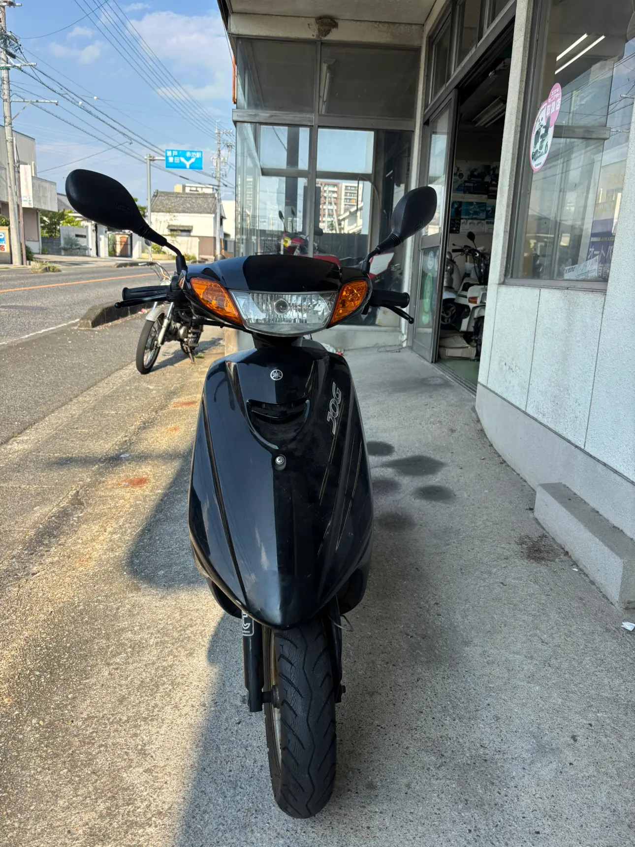 黒いヤマハ ジョグの正面。フロントカウルにJOGの文字がある